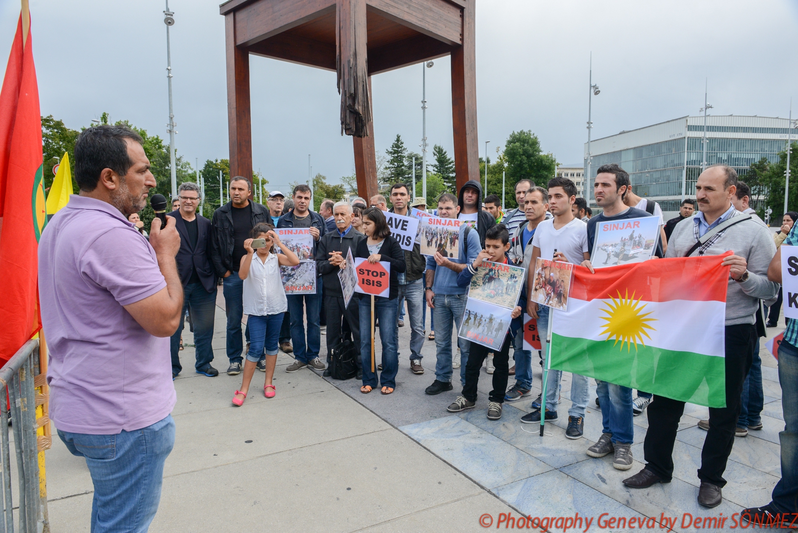 Rassemblement de solidarité avec les Yézidis et les Kurdes en Irak-9901.jpg