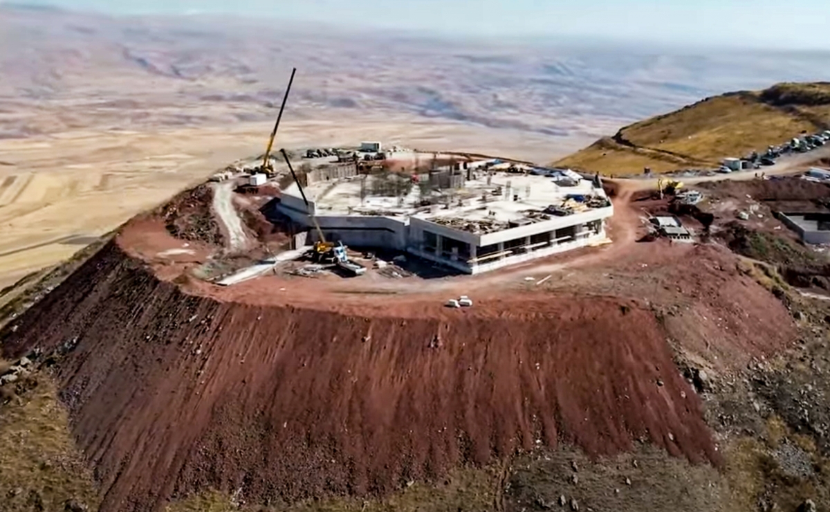 Mont Hatis, vue aérienne du site de construction du projet..jpg