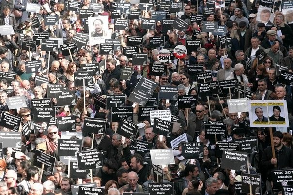 87790_manifestation-de-journalistes-et-de-militants-a-ankara-pour-la-liberte-de-la-presse-le-19-mars-2011.jpg