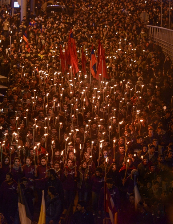 La marche aux flambeaux consacrée à la mémoire des victimes du génocide arménien.jpg