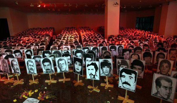 854212_des-portraits-des-victimes-du-coup-d-etat-militaire-de-1980-en-turquie-lors-d-une-exposition-organisee-le-12-septembre-2011-a-ankara.jpg