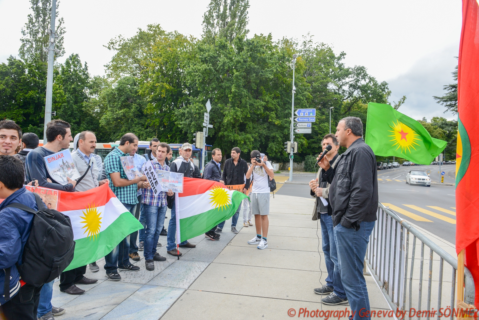 Rassemblement de solidarité avec les Yézidis et les Kurdes en Irak-9906.jpg