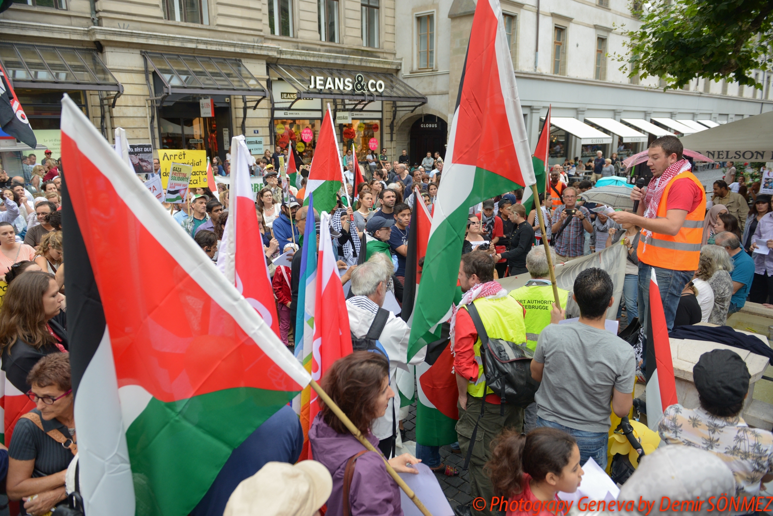 Grande manifestation pacifique à Genève en soutien au peuple Palestinien-6389.jpg