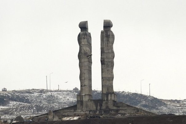 99229_la-statue-celebrant-l-amitie-turco-armenienne-a-kars-en-turquie-pres-de-la-frontiere-en-avril-2009.jpg
